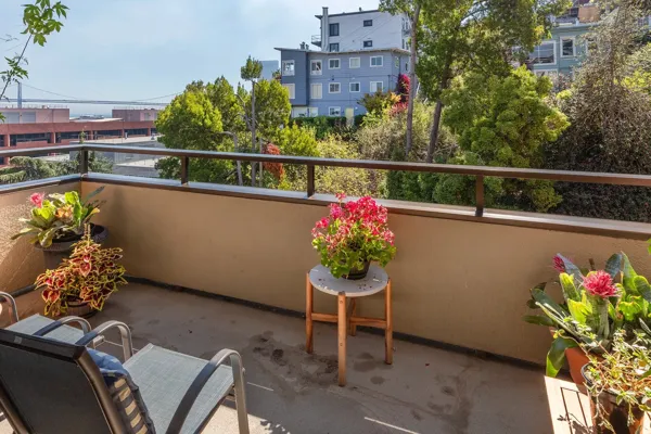03-101-Lombard-608W-San-Francisco-balcony-web.webp