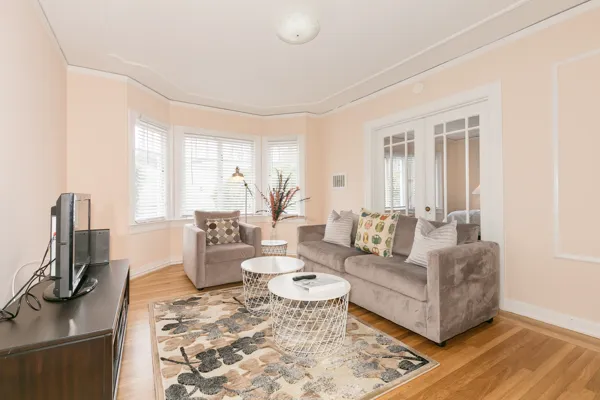 Bright one Bedroom in Laurel Heights