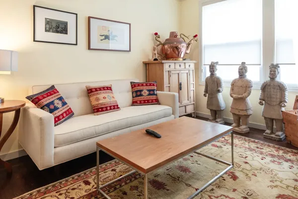 02-1739-Lake-Unit4-San-Francisco-living-web.webp