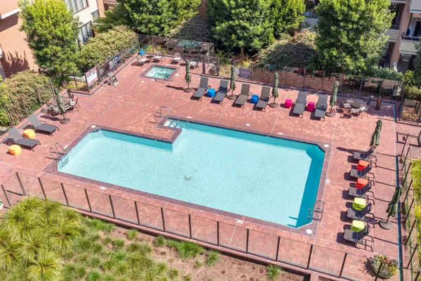 06-101-Lombard-608W-San-Francisco-pool-web.webp