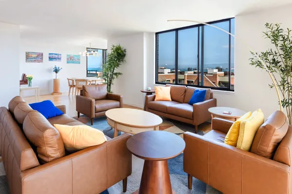 07-101-Lombard-608W-San-Francisco-living-web.webp
