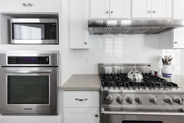 09-1739-Lake-San-Francisco-kitchen-web (1).webp