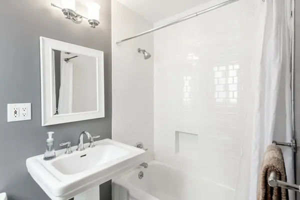16-1739-Lake-San-Francisco-bath-web (1).webp