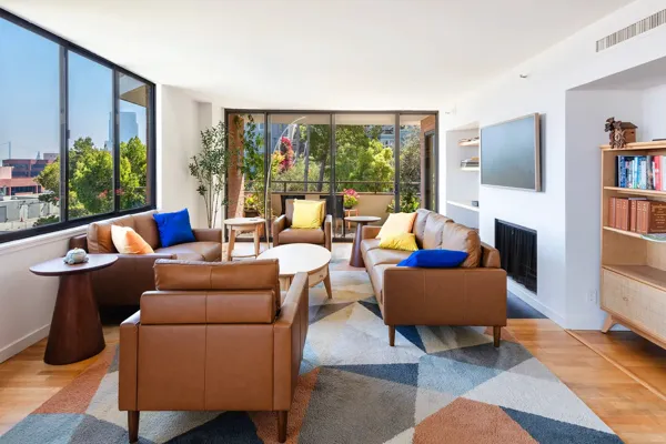 02-101-Lombard-608W-San-Francisco-living-web.webp