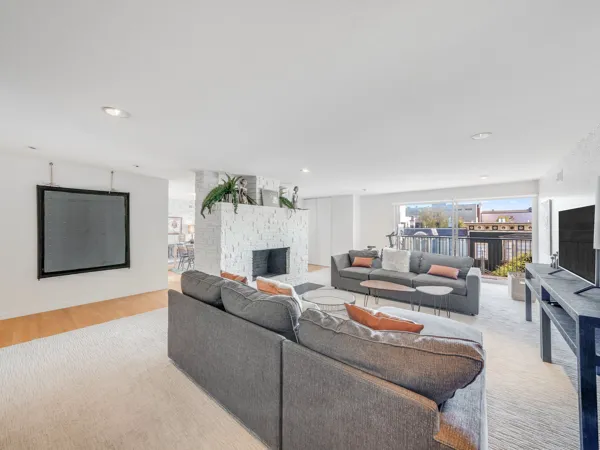 Elegant 2-Bedroom Apartment with Patio and Small Office in Prestigious Pacific Heights